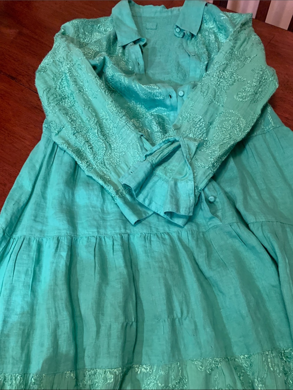Absolutely gorgeous rare green  embroidered 120% Lino Italian  brand name dress